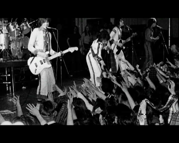 ライブで演奏するベイ・シティ・ローラーズ