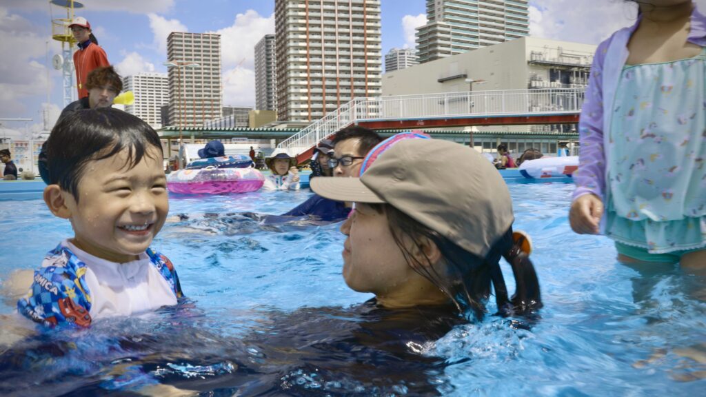 沼影市民プールで楽しそうに遊ぶ子どもたち