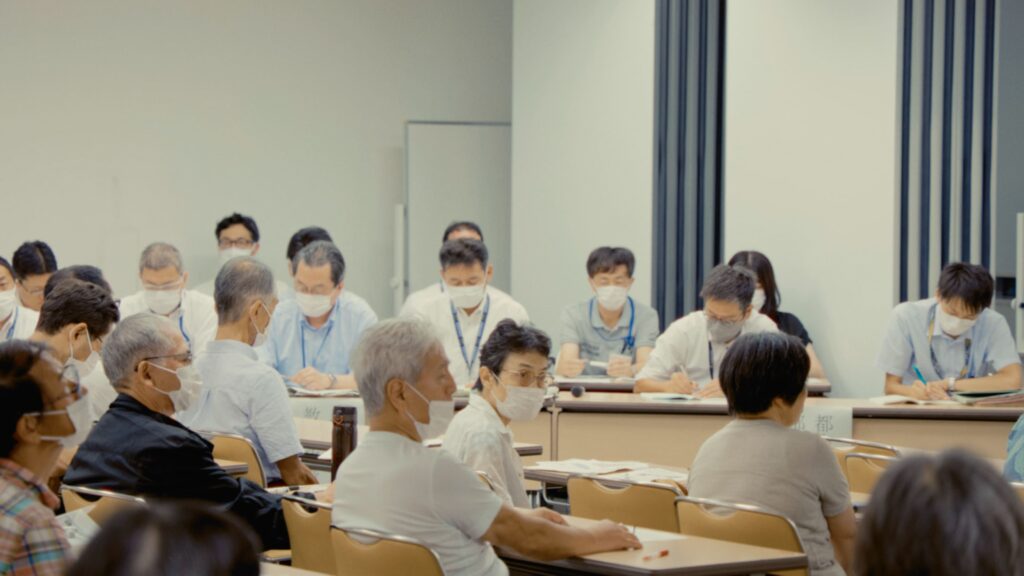 沼影市民プールをめぐり意見を交わす人々
