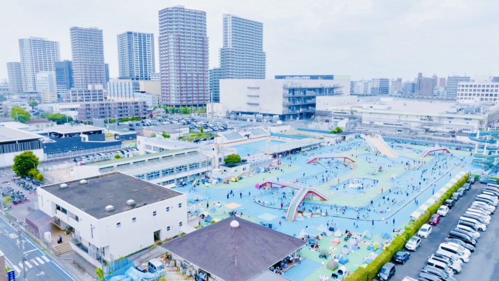 多くの利用者でにぎわう沼影市民プールの全景