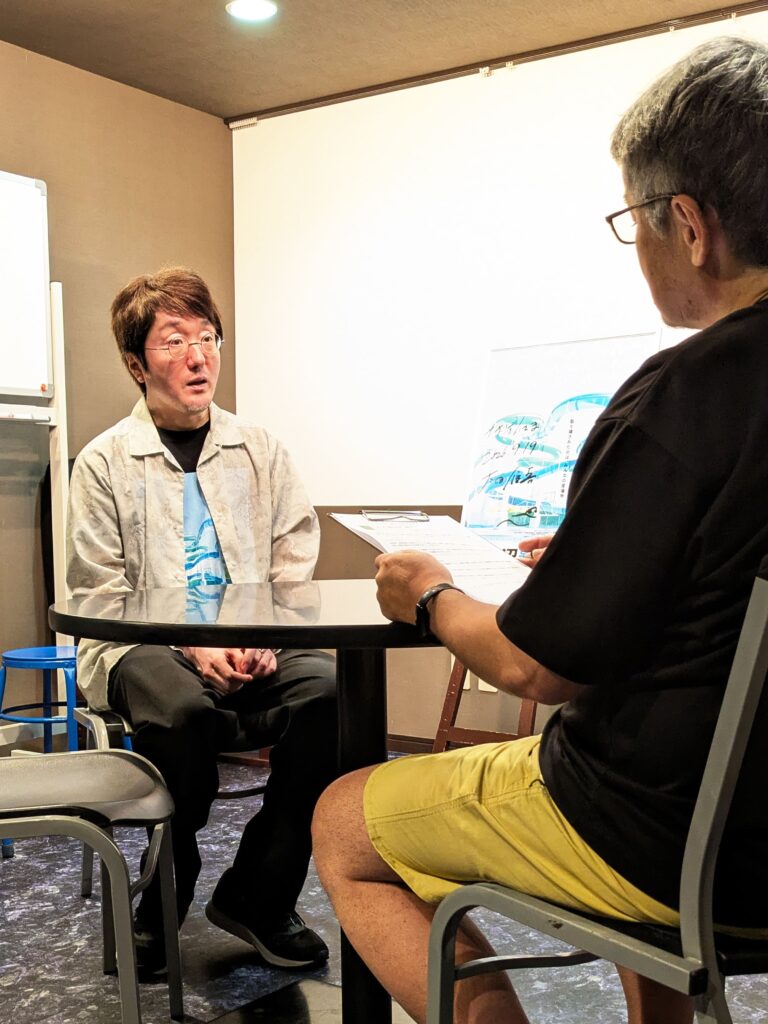 第七藝術劇場で『沼影市民プール』について太田信吾監督にインタビューする様子