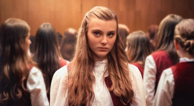 映画『ブロークン・ヴォイス』の少女と合唱団の指揮者